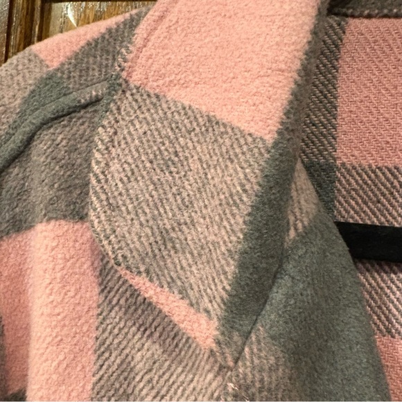 BiBi $58 Pink & Gray Buffalo Plaid Shacket M w Pockets! EUC factory flaw on back - Picture 4 of 11